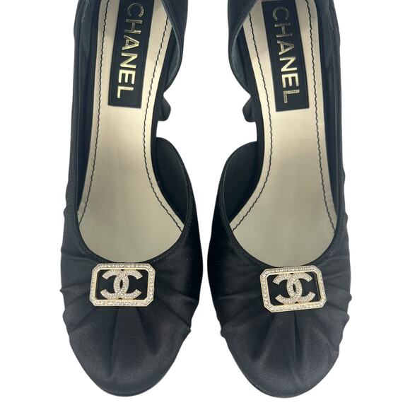 Chanel Resort 2023 CC Interlocking Crystal Logo Satin D'Orsay Pumps - Picture 10 of 16